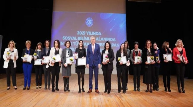 Rektör Budak'tan Egeli bilim kadınlarına teşekkür plaketi