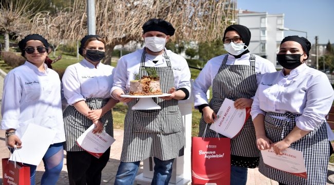 Pastacılık kursiyerlerinin sertifika heyecanı