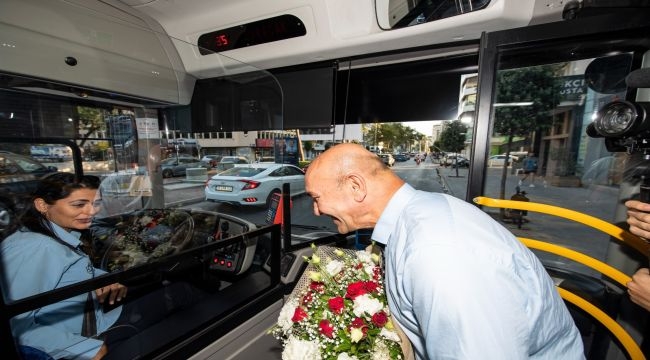 Başkan Soyer'den kadın şoföre otobüsünde ziyaret 