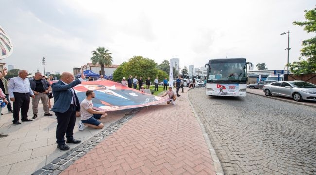 Başkan Soyer, Kocatepe'den İzmir'e taşınacak Türk bayrağını teslim etti