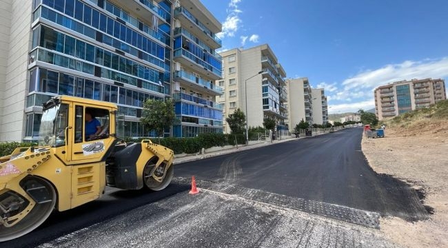 Bayraklı sokaklarında asfalt serimi