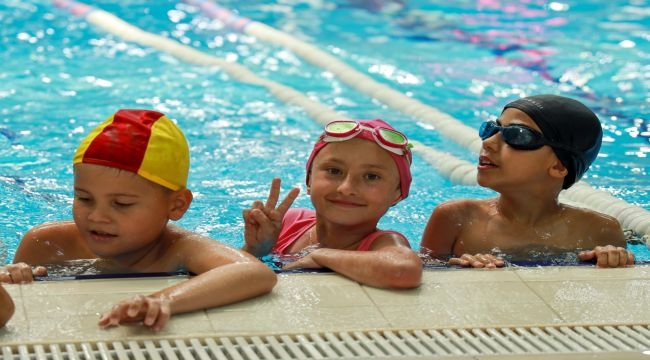 Karşıyaka'nın yarı olimpik havuzu yazın gözdesi oldu