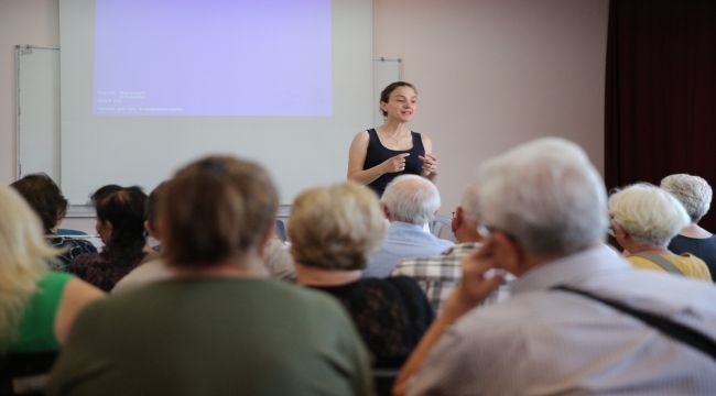 Konak'ta Sağlıklı Hizmet Yayılıyor: 'İleri Yaş' Kursiyerlerine Ücretsiz Tarama